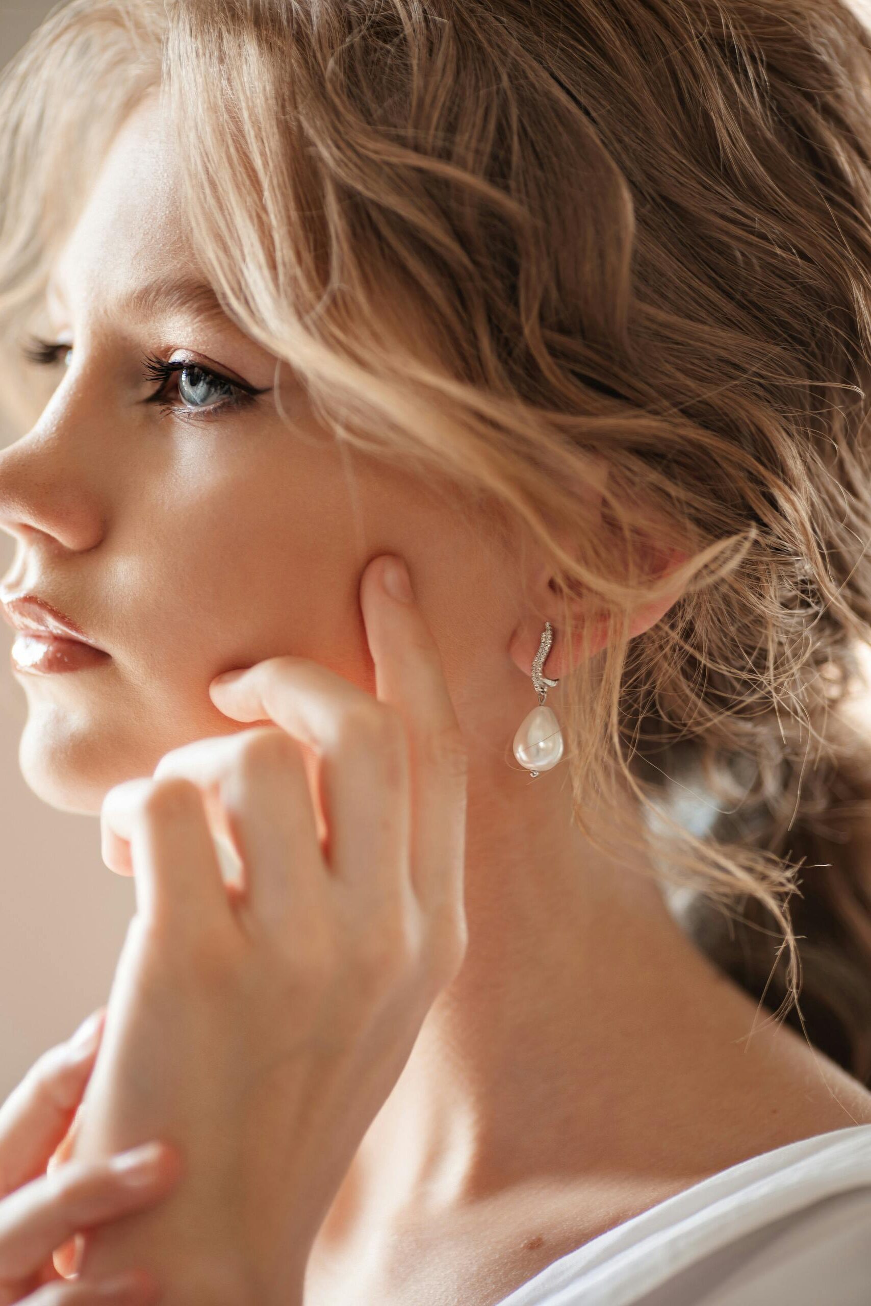 fille qui tend l'oreille