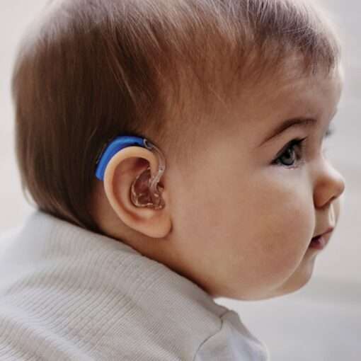 Enfant portant une aide auditive