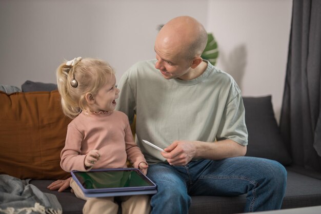 petite fille qui porte un implant cochléaire